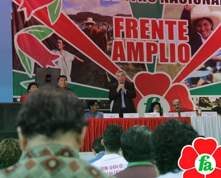 Participando en inauguración del Encuentro Nacional del Frente Amplio