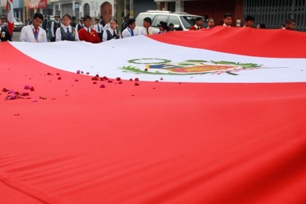 Parlamentario andino Alan Fairlie saluda el Día de la Bandera