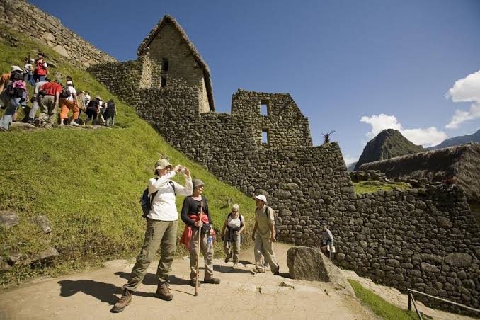 Parlamentario andino Alan Fairlie saluda el Día Mundial del Turismo
